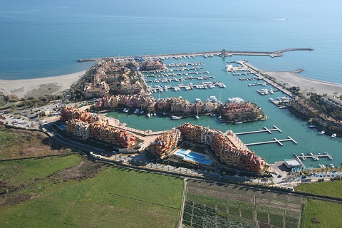 Spanje - Costa del Sol - Bankbeslag - Sotogrande jachthaven appartementen - helicopter view complex Bleu Marlin