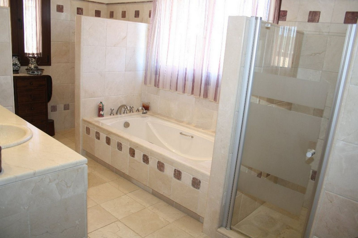 For sale Finca - Cortijo Costa Del Sol Estepona € 2.200.000,-