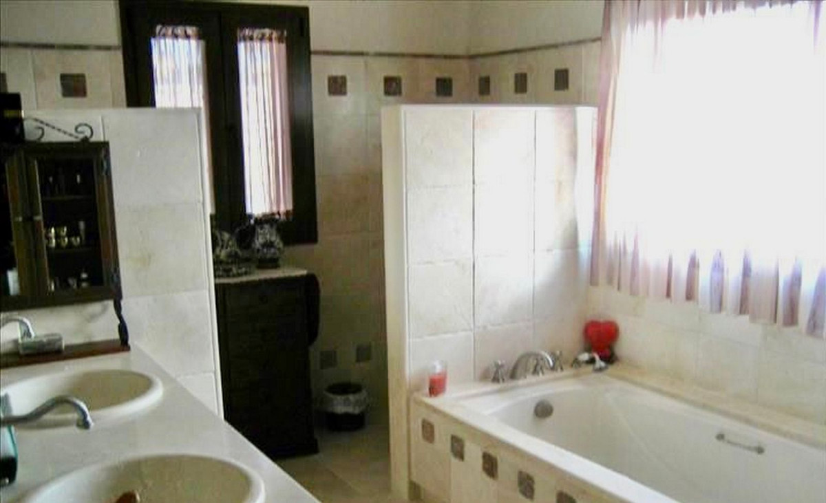 For sale Finca - Cortijo Costa Del Sol Estepona € 2.200.000,-
