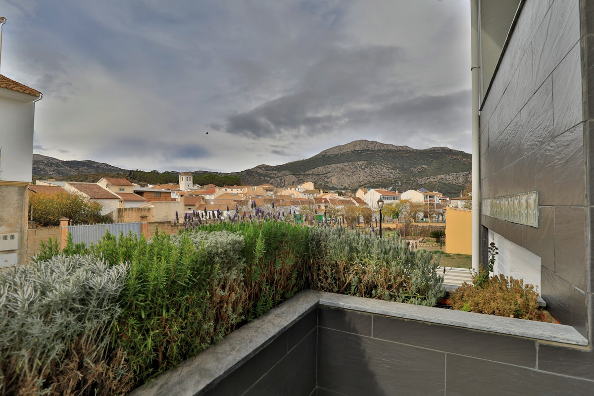 Te koop Half vrijstaand huis Costa Del Sol Alfarnate € 300.000,-