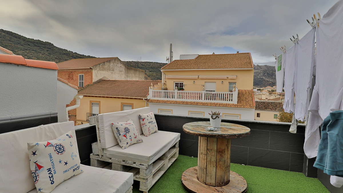 Te koop Half vrijstaand huis Costa Del Sol Alfarnate € 300.000,-