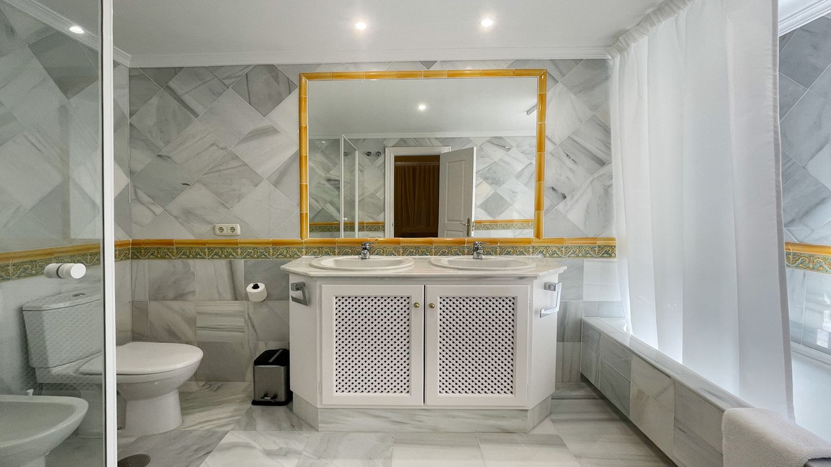 Te koop Middle Floor Apartment Costa Del Sol Monte Halcones € 930.000,-