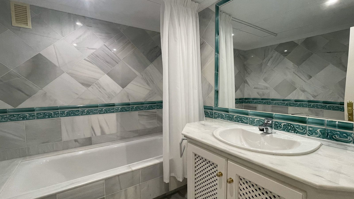 Te koop Middle Floor Apartment Costa Del Sol Monte Halcones € 930.000,-