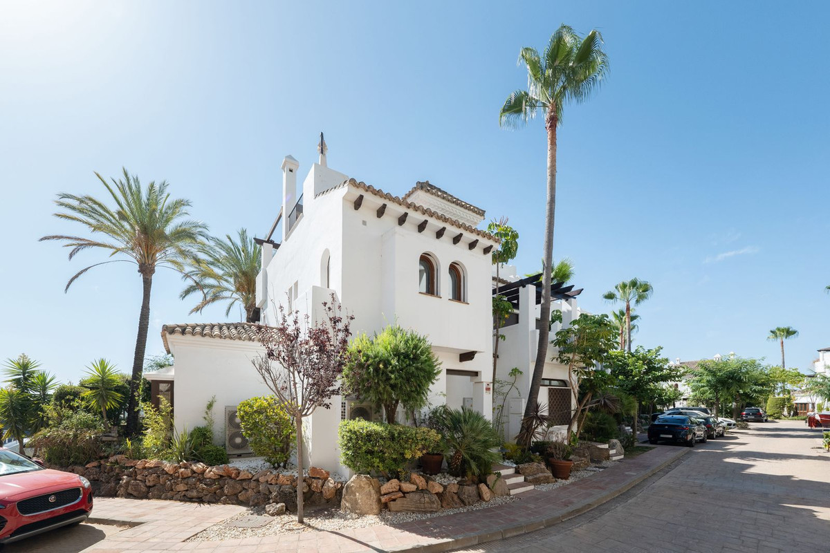 Te koop Herenhuis Costa Del Sol Benahavís € 810.000,-