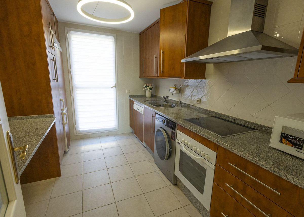 Te koop Middle Floor Apartment Costa Del Sol Elviria € 375.000,-