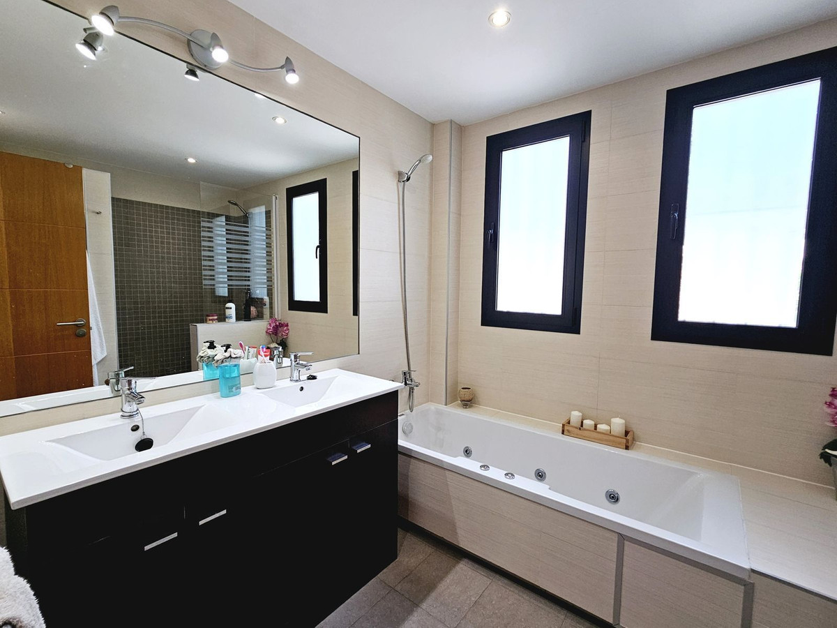 Te koop Middle Floor Apartment Costa Del Sol Selwo € 485.000,-