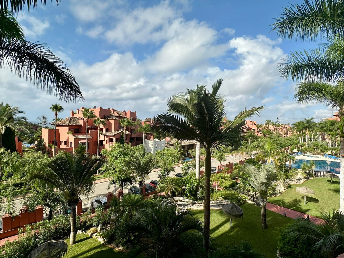 Te koop Middle Floor Apartment Costa Del Sol Estepona € 680.000,-