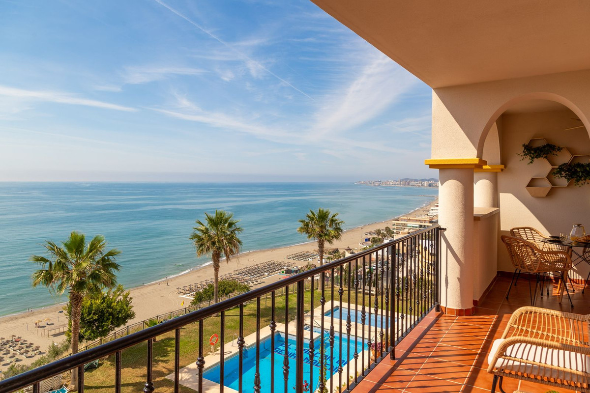 Te koop Middle Floor Apartment Costa Del Sol Benalmadena Costa € 415.000,-