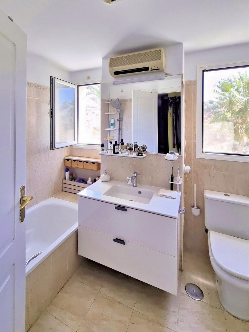 Te koop Middle Floor Apartment Costa Del Sol Calahonda € 329.000,-