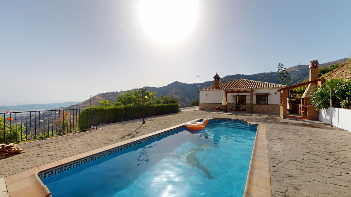 Te koop Vrijstaande Villa Costa Del Sol Arenas € 449.000,-