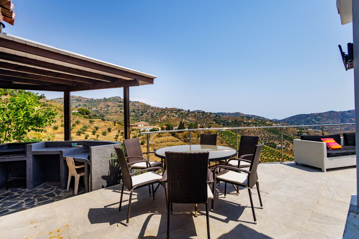 Te koop Vrijstaande Villa Costa Del Sol Sayalonga € 260.000,-