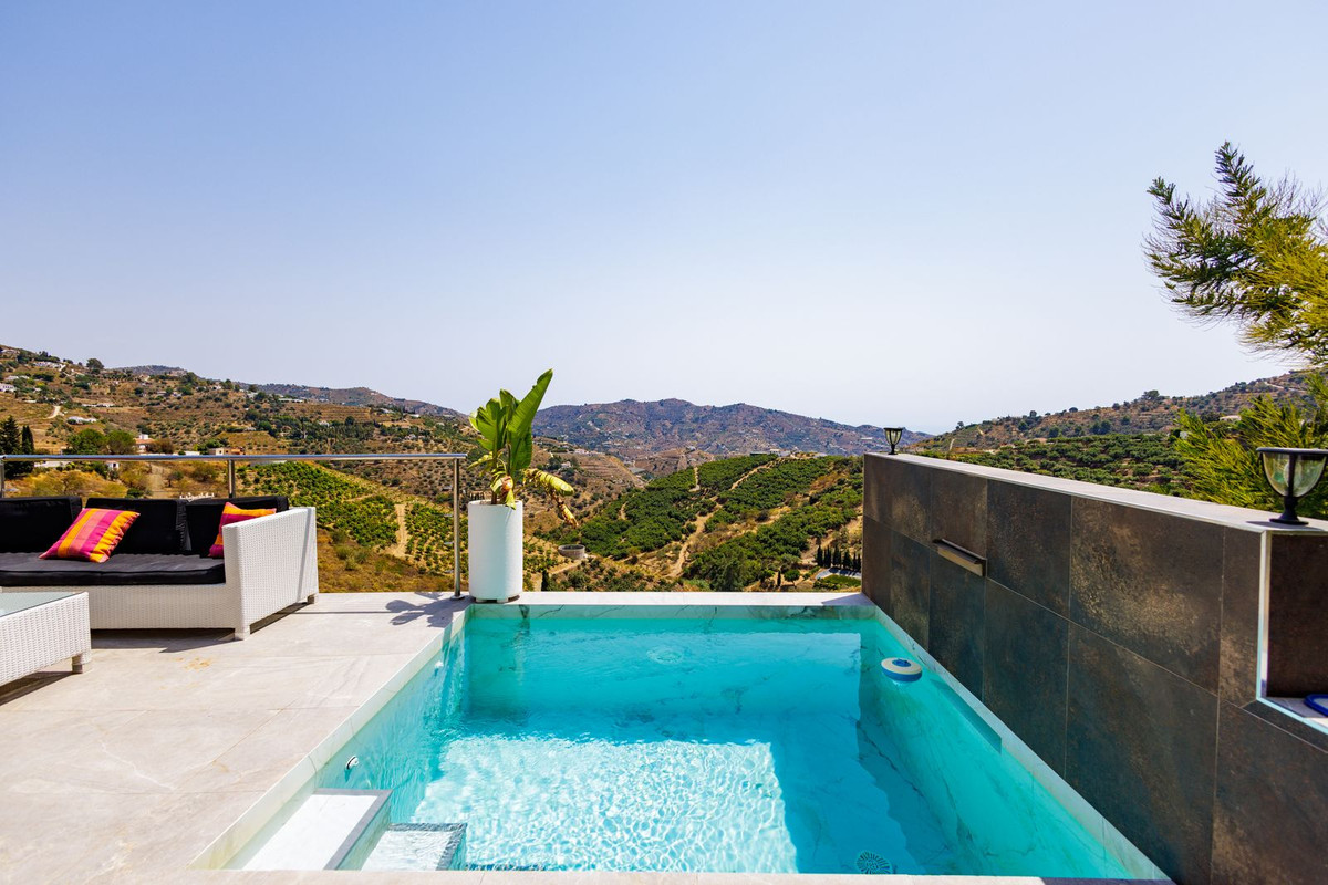 Te koop Vrijstaande Villa Costa Del Sol Sayalonga € 260.000,-