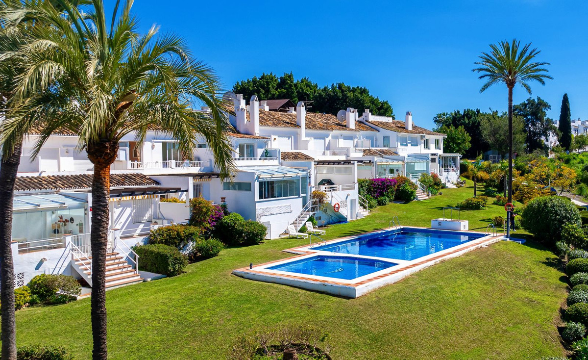 Te koop Herenhuis Costa Del Sol El Paraiso € 399.999,-
