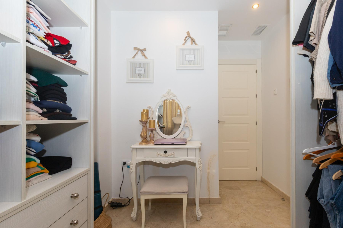 Te koop Middle Floor Apartment Costa Del Sol Estepona € 395.000,-