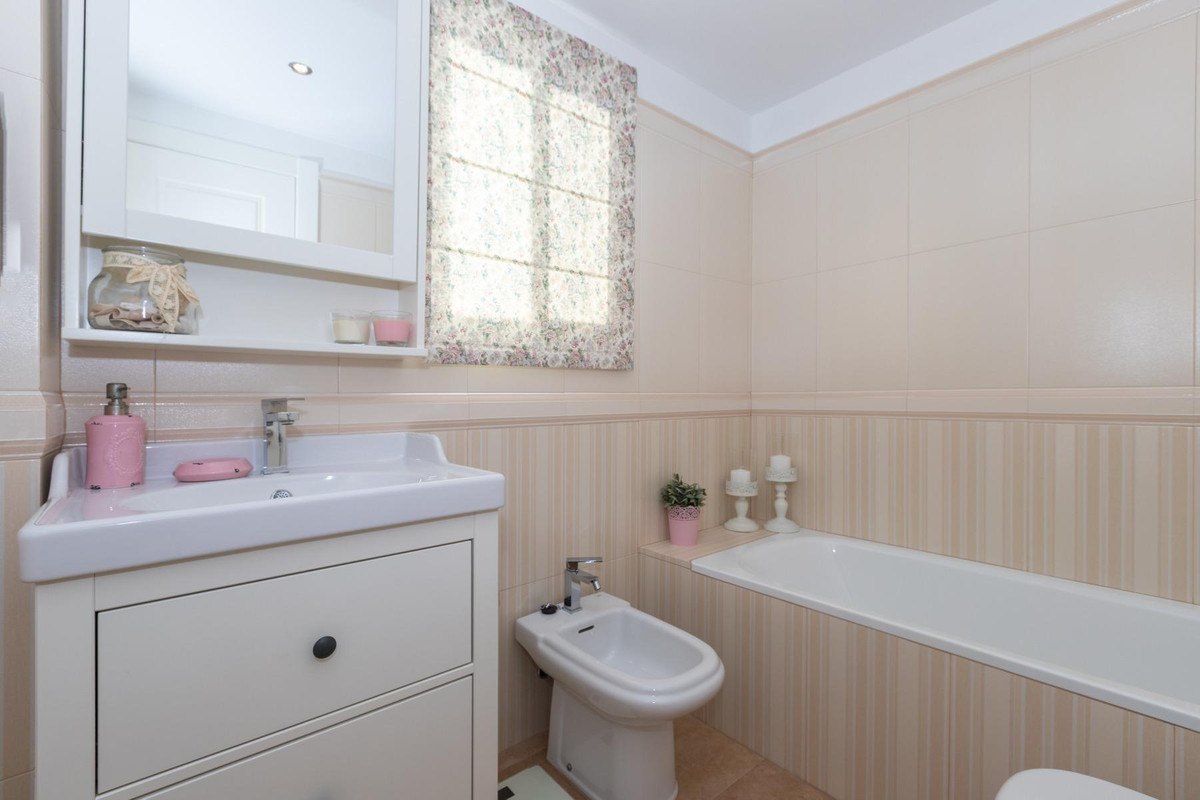 Te koop Middle Floor Apartment Costa Del Sol Estepona € 395.000,-