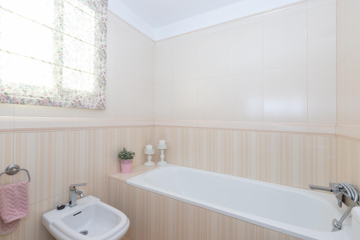 Te koop Middle Floor Apartment Costa Del Sol Estepona € 395.000,-