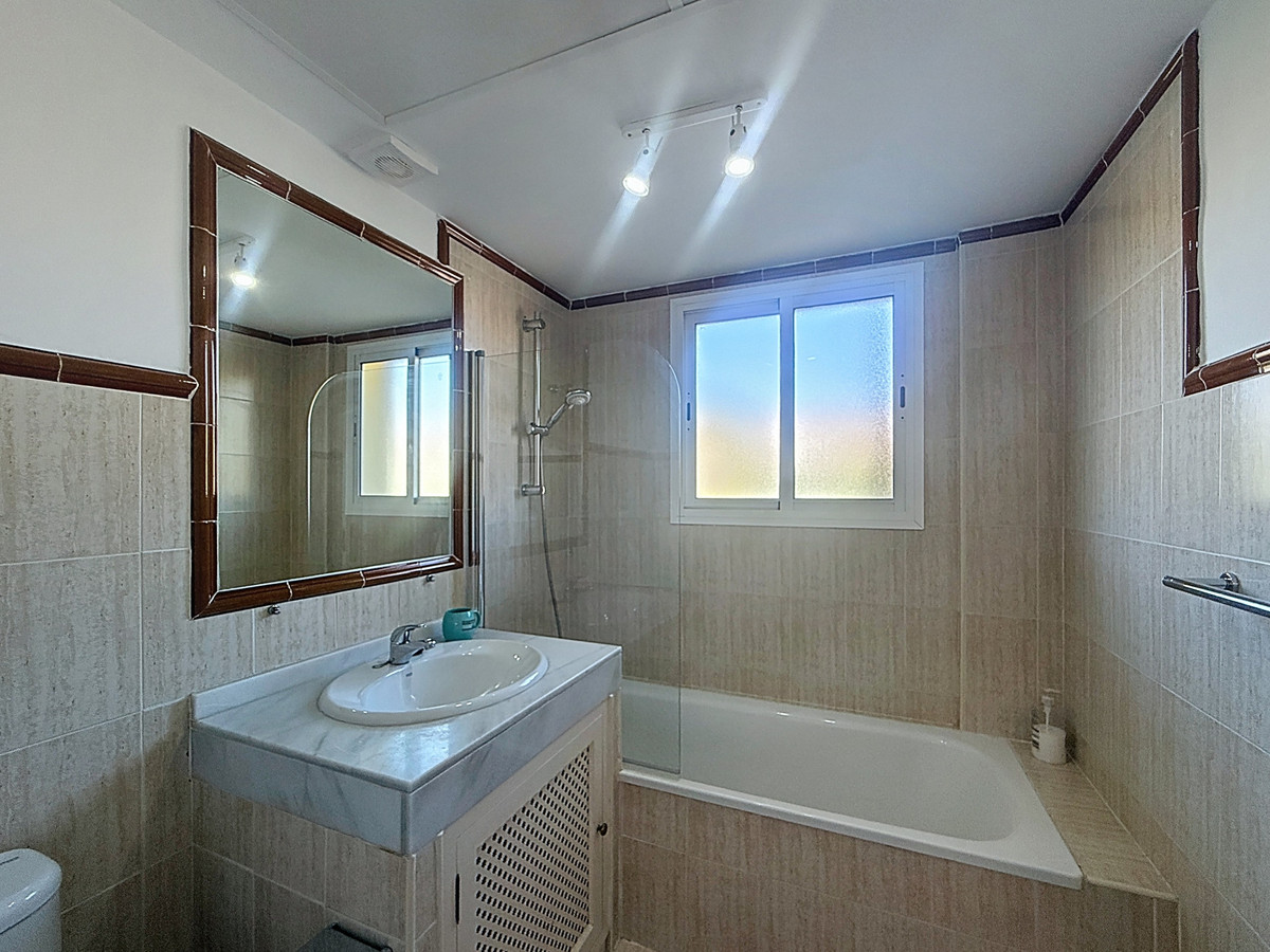 Te koop Middle Floor Apartment Costa Del Sol Estepona € 495.000,-