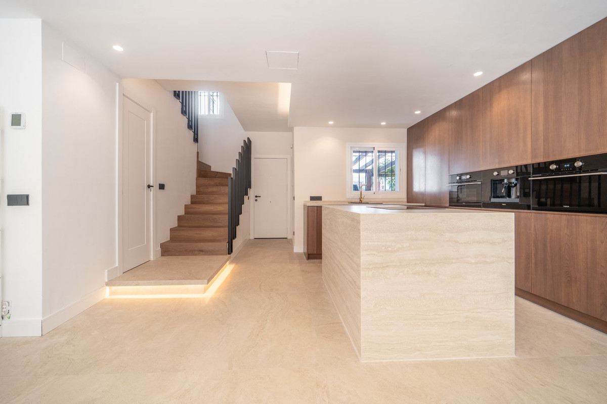 Te koop Herenhuis Costa Del Sol Nueva Andalucía € 795.000,-