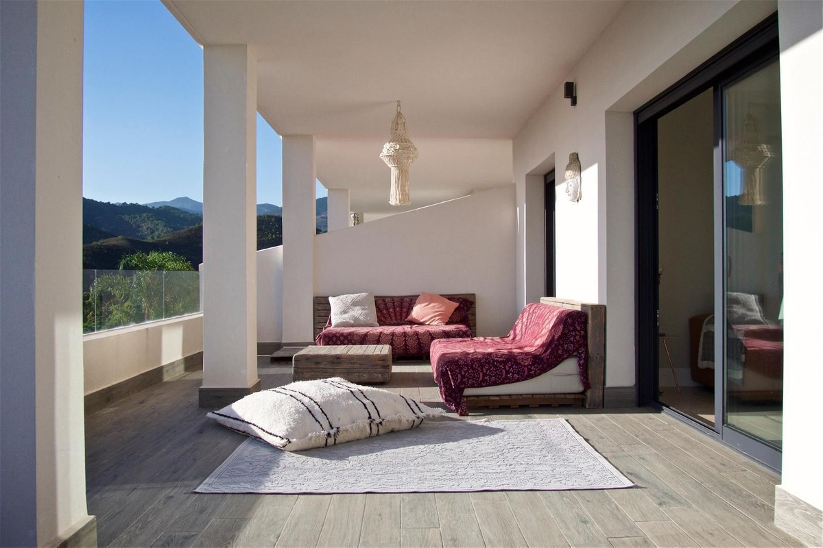 Te koop Middle Floor Apartment Costa Del Sol Selwo € 385.000,-