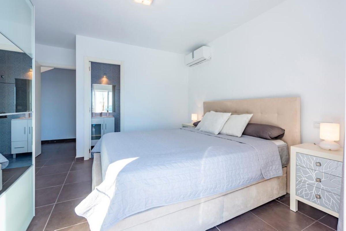 Te koop Vrijstaande Villa Costa Del Sol El Chaparral € 1.350.000,-