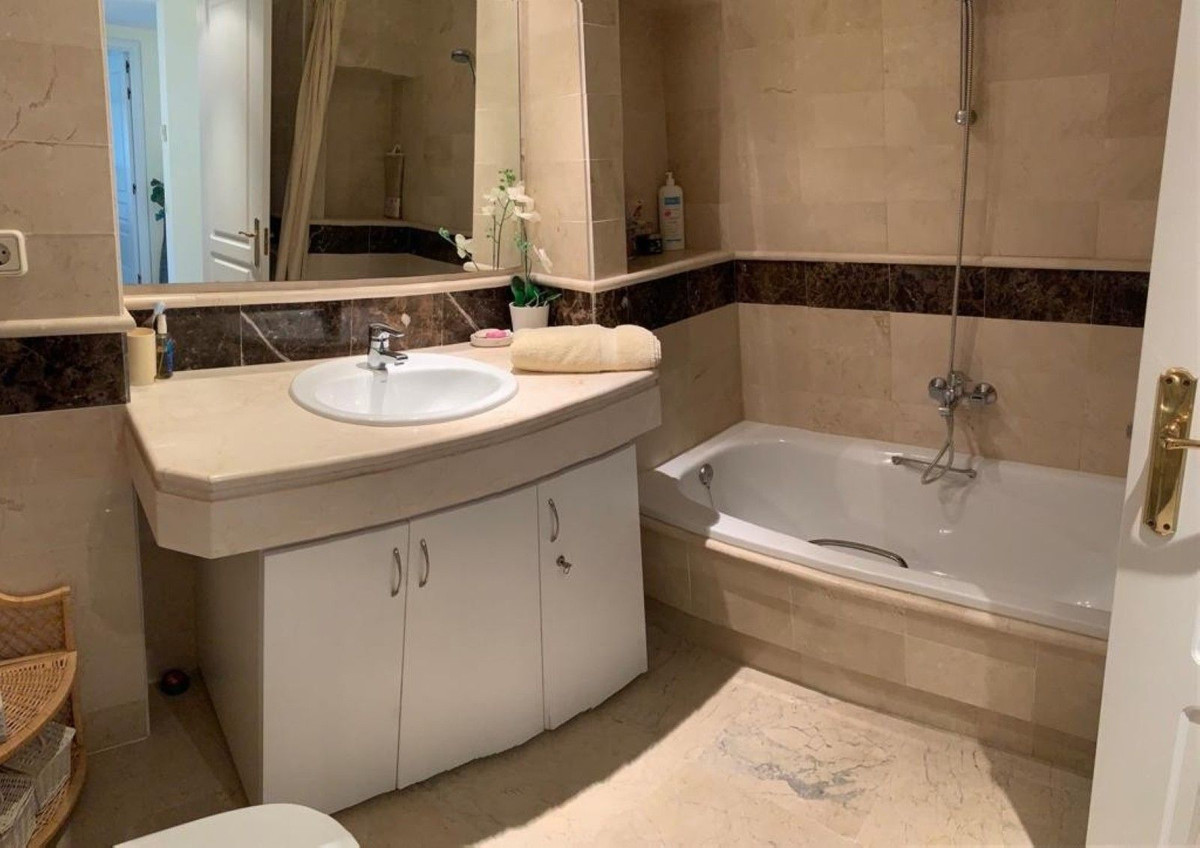 Te koop Middle Floor Apartment Costa Del Sol Elviria € 505.000,-