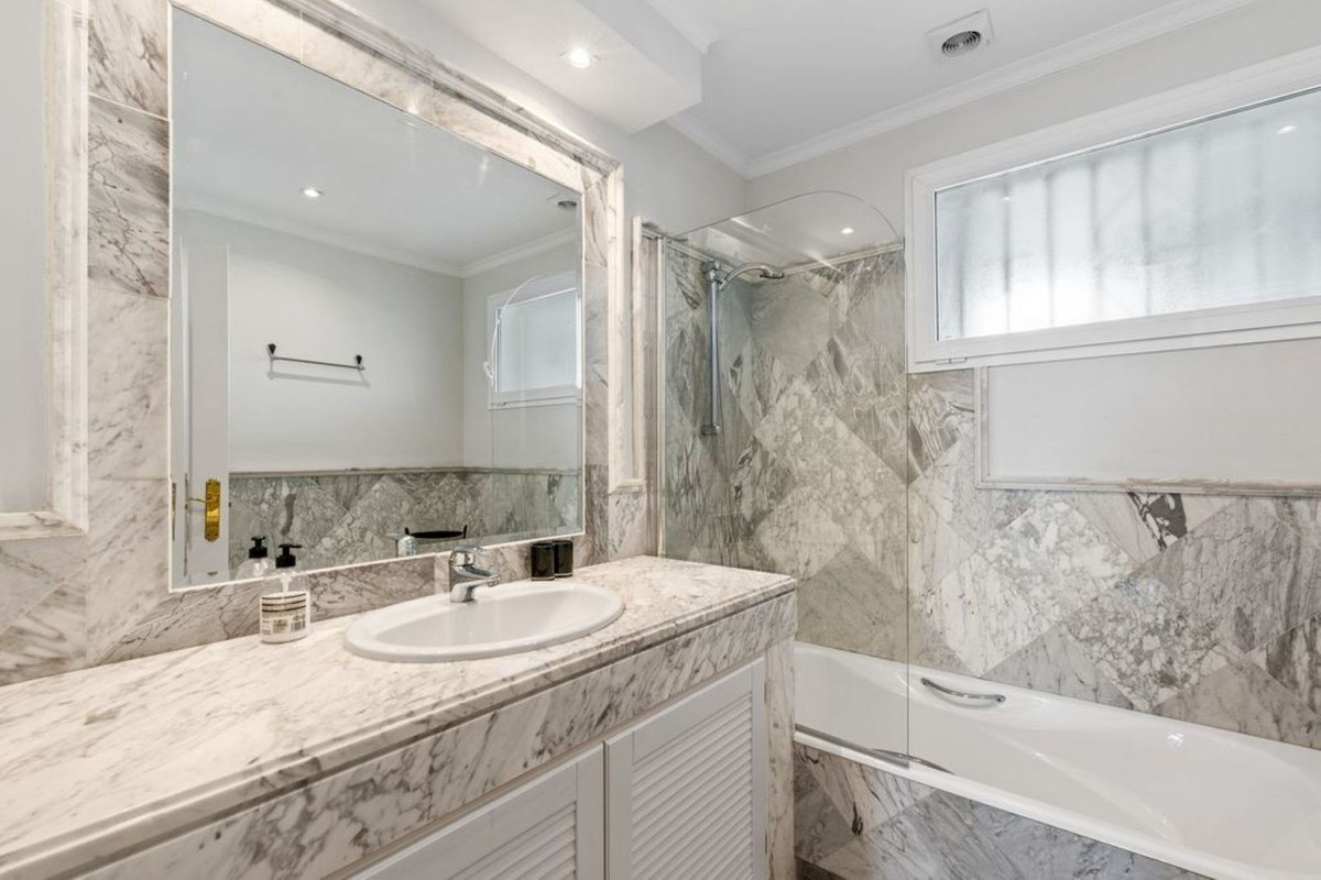 Te koop Middle Floor Apartment Costa Del Sol Bahía De Marbella € 975.000,-