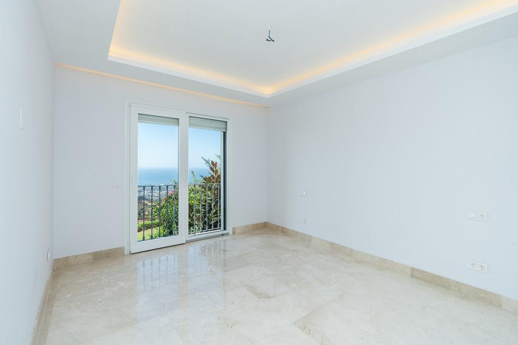 Te koop Middle Floor Apartment Costa Del Sol La Mairena € 799.000,-