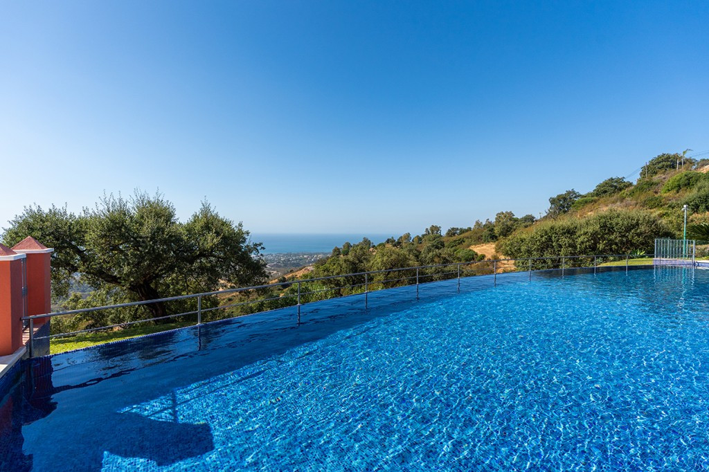 Te koop Middle Floor Apartment Costa Del Sol La Mairena € 799.000,-