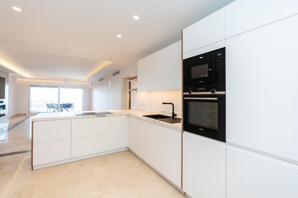 Te koop Middle Floor Apartment Costa Del Sol La Mairena € 799.000,-