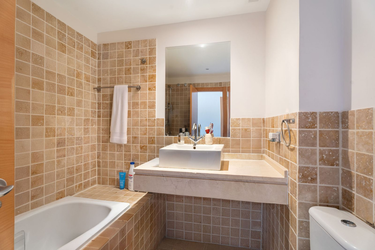 Te koop Middle Floor Apartment Costa Del Sol Estepona € 390.000,-