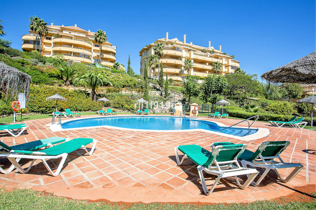 Te koop Middle Floor Apartment Costa Del Sol Elviria € 479.000,-