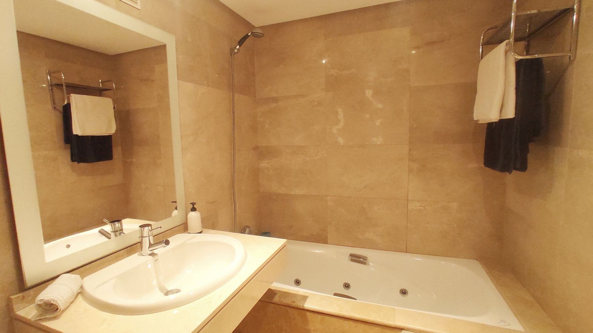 Te koop Middle Floor Apartment Costa Del Sol La Duquesa € 260.000,-