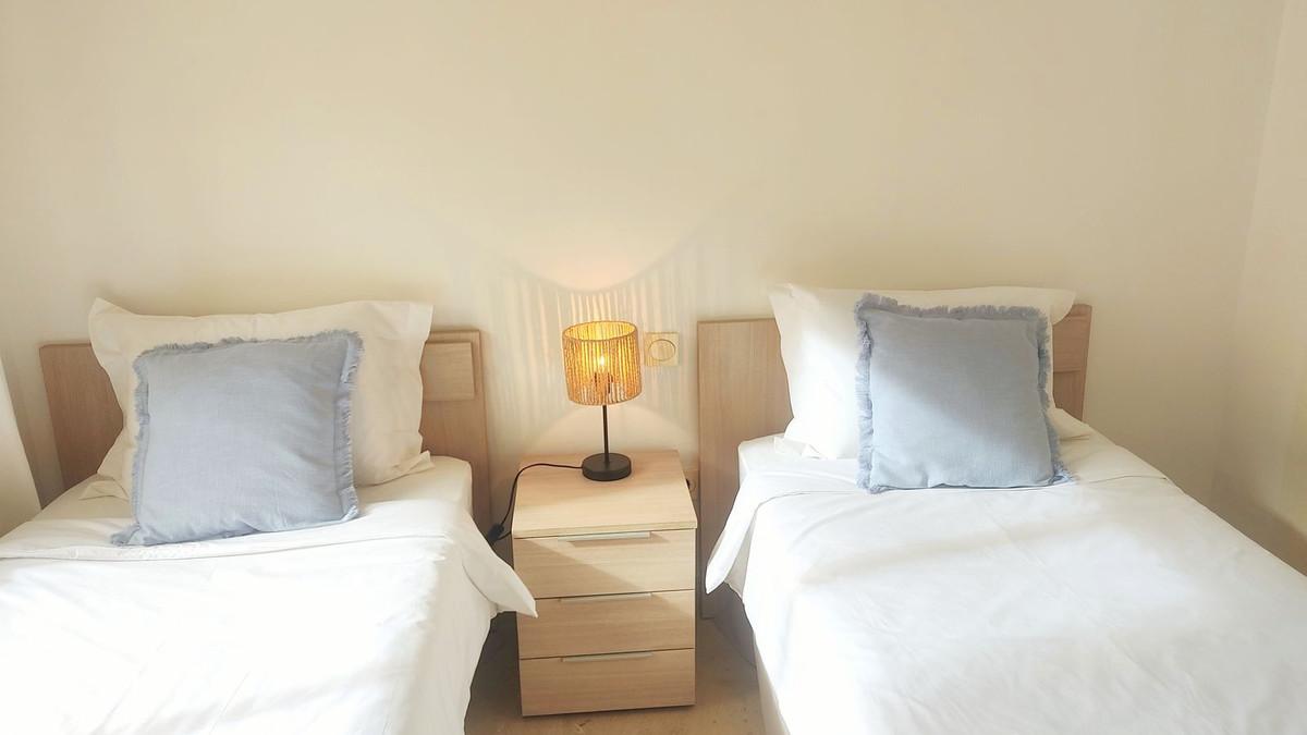 Te koop Middle Floor Apartment Costa Del Sol La Duquesa € 260.000,-