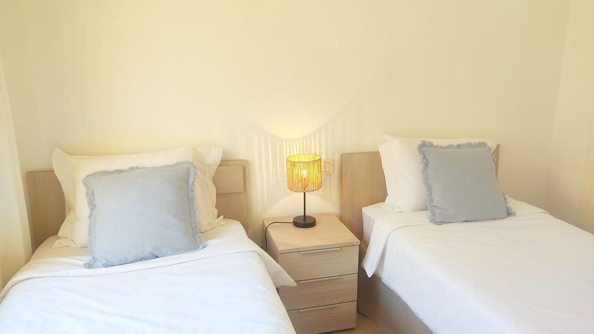 Te koop Middle Floor Apartment Costa Del Sol La Duquesa € 260.000,-