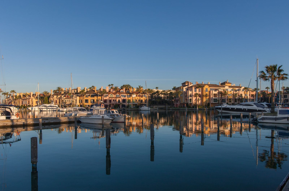 Te koop Middle Floor Apartment Costa Del Sol San Roque € 375.000,-