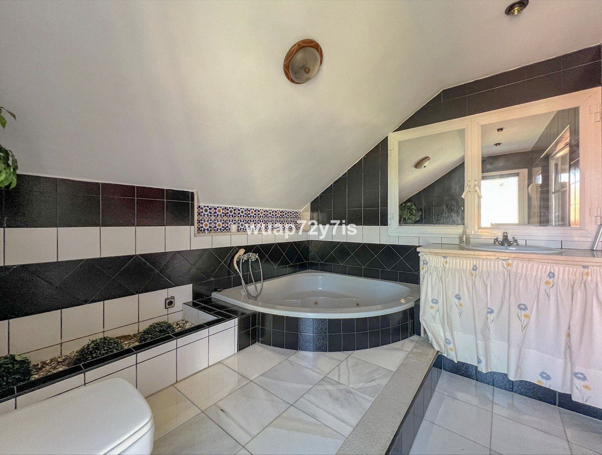 Te koop Herenhuis Costa Del Sol El Paraiso € 675.000,-