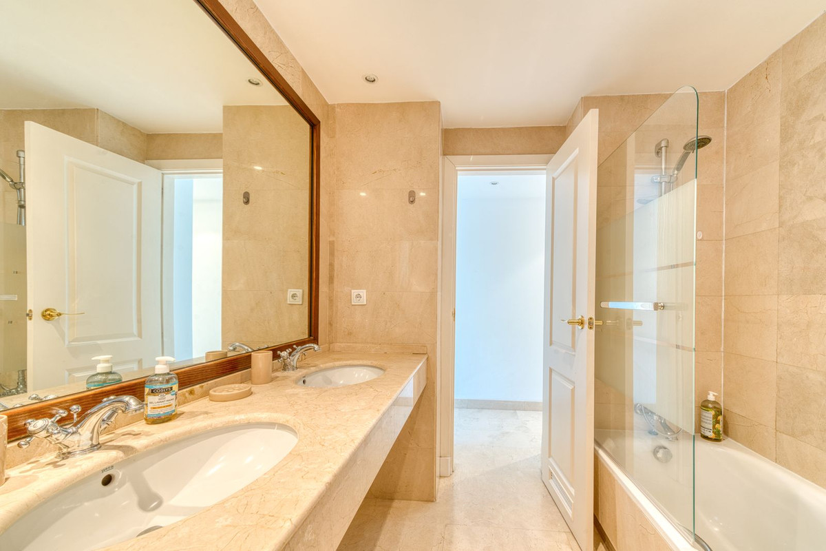 Te koop Middle Floor Apartment Costa Del Sol San Pedro De Alcántara € 595.000,-