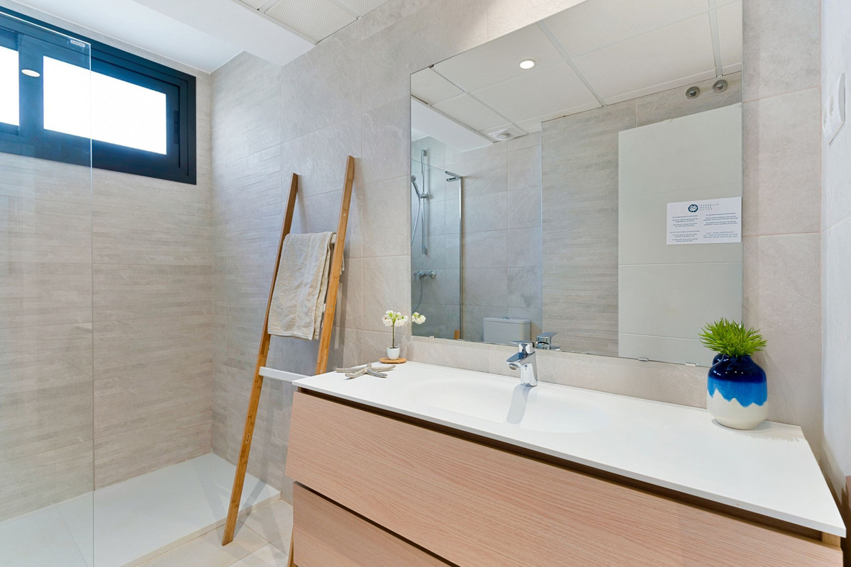 Te koop Middle Floor Apartment Costa Del Sol Estepona € 549.000,-