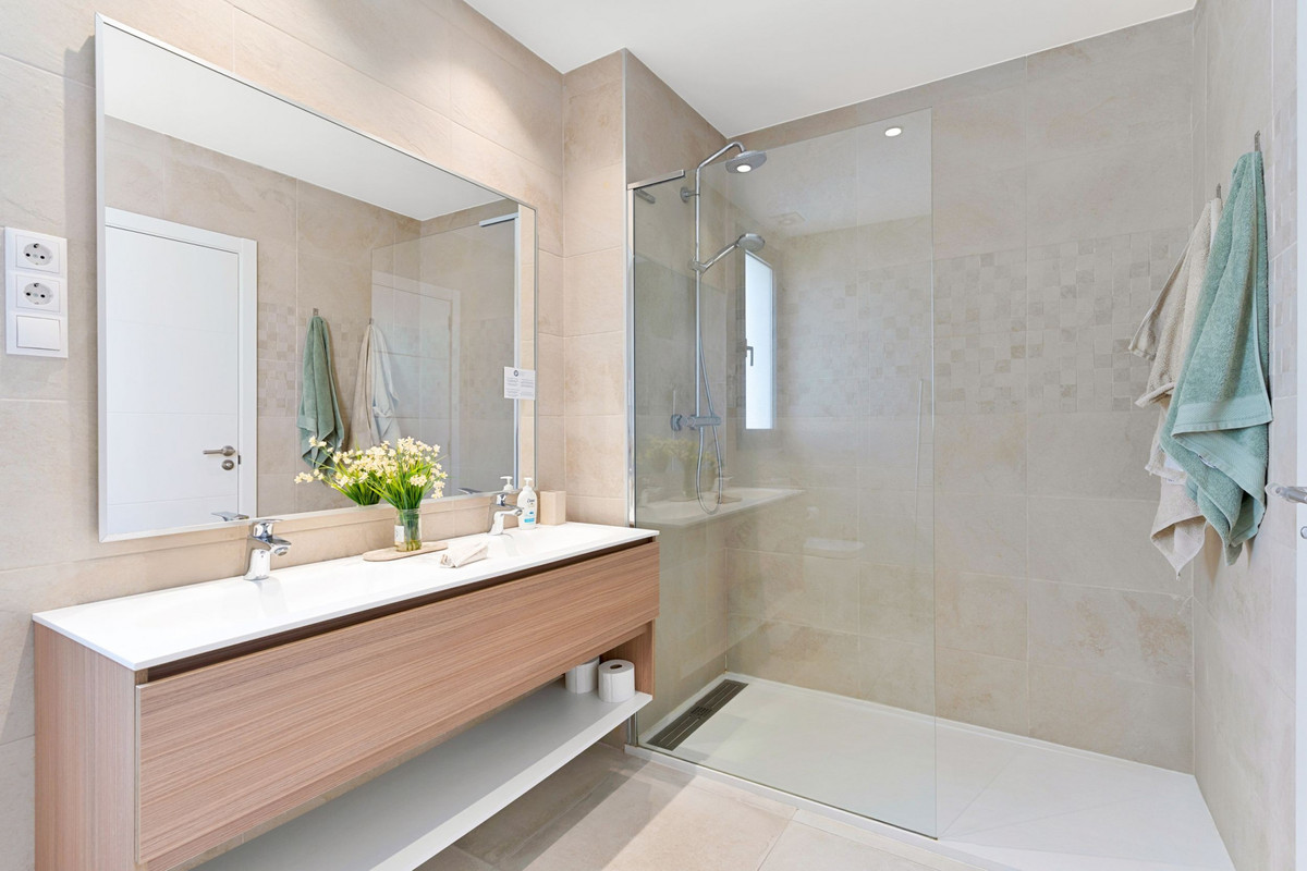 Te koop Middle Floor Apartment Costa Del Sol Estepona € 549.000,-