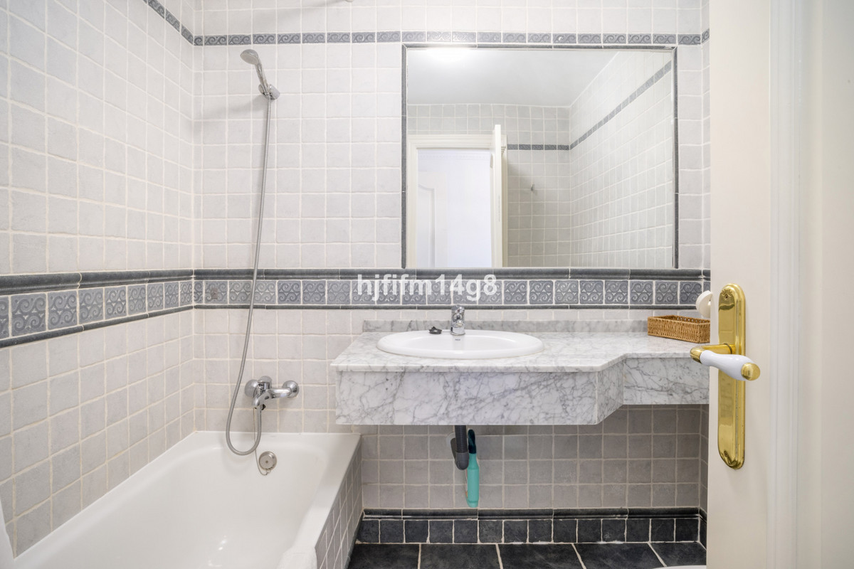 Te koop Middle Floor Apartment Costa Del Sol Nueva Andalucía € 425.000,-