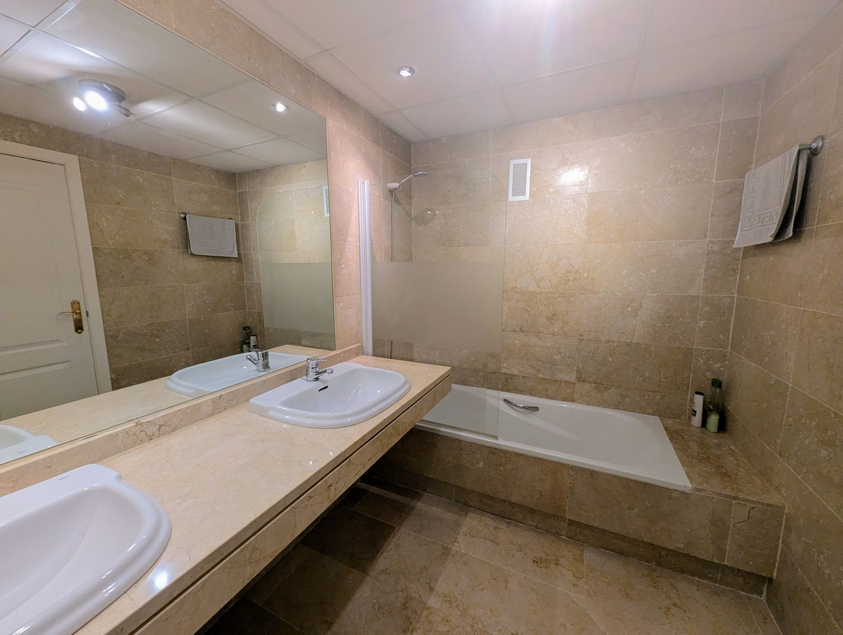 Te koop Middle Floor Apartment Costa Del Sol Calahonda € 239.000,-