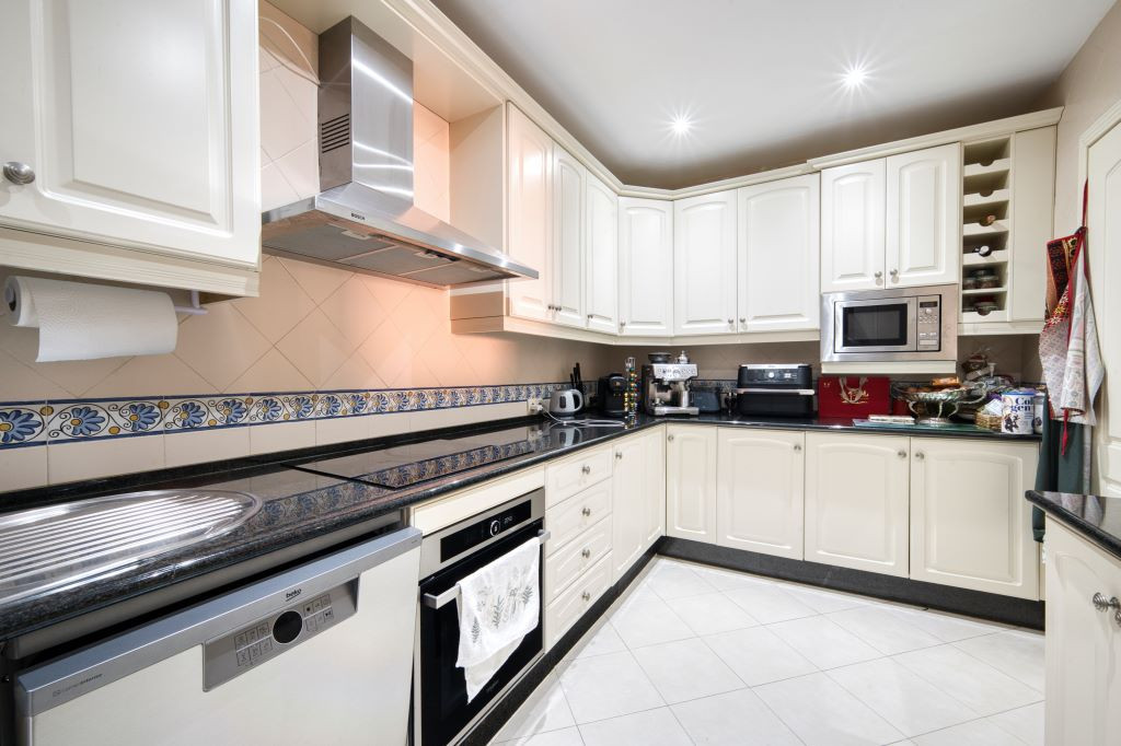 Te koop Middle Floor Apartment Costa Del Sol Marbella € 649.000,-