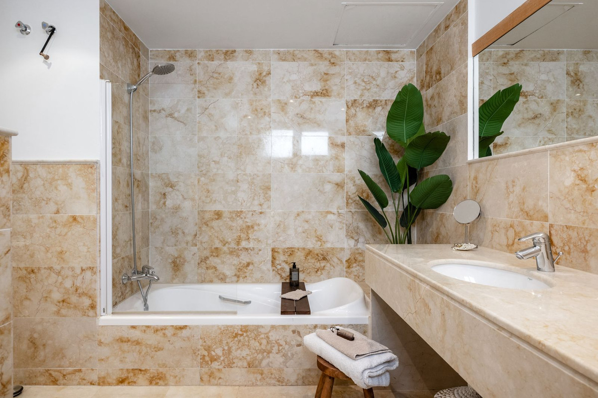 Te koop Middle Floor Apartment Costa Del Sol Altos De Los Monteros € 569.000,-