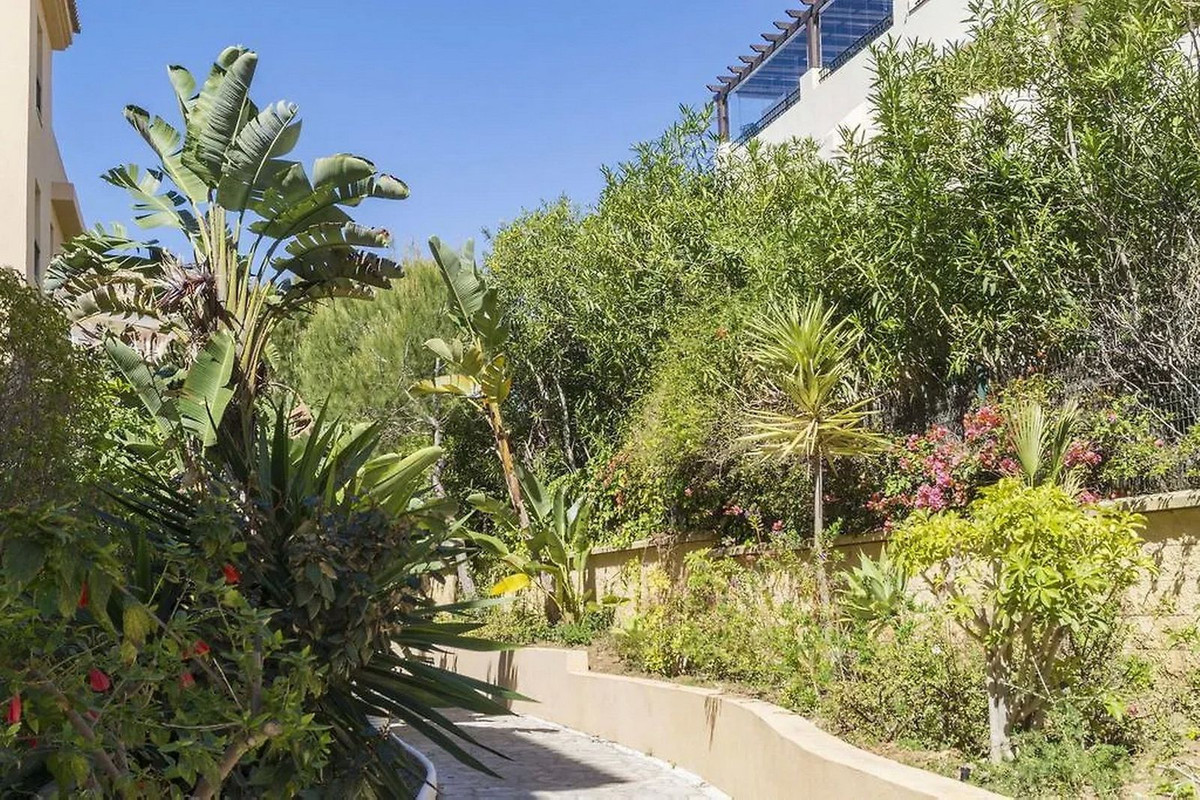 Te koop Middle Floor Apartment Costa Del Sol Elviria € 420.000,-