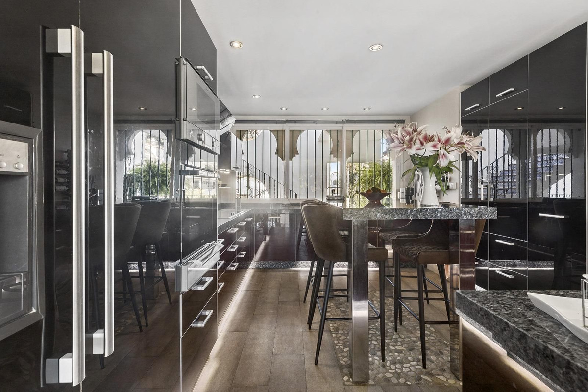 Te koop Middle Floor Apartment Costa Del Sol El Presidente € 1.200.000,-