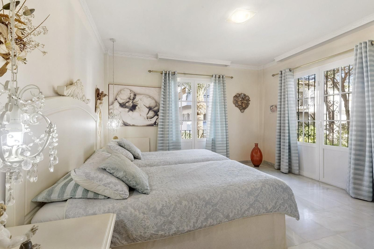 Te koop Middle Floor Apartment Costa Del Sol El Presidente € 1.200.000,-