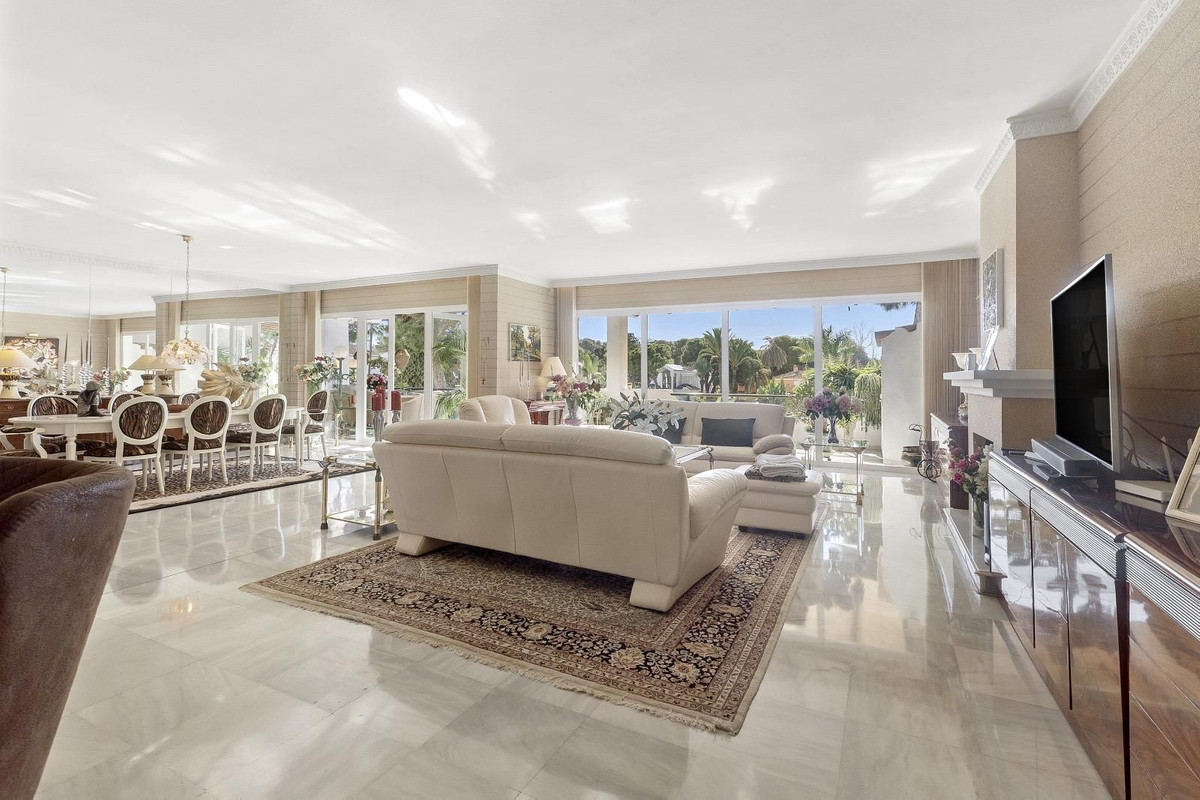 Te koop Middle Floor Apartment Costa Del Sol El Presidente € 1.200.000,-