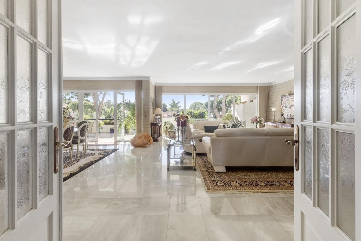 Te koop Middle Floor Apartment Costa Del Sol El Presidente € 1.200.000,-