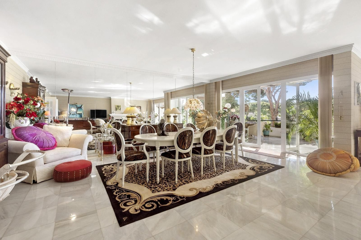 Te koop Middle Floor Apartment Costa Del Sol El Presidente € 1.200.000,-