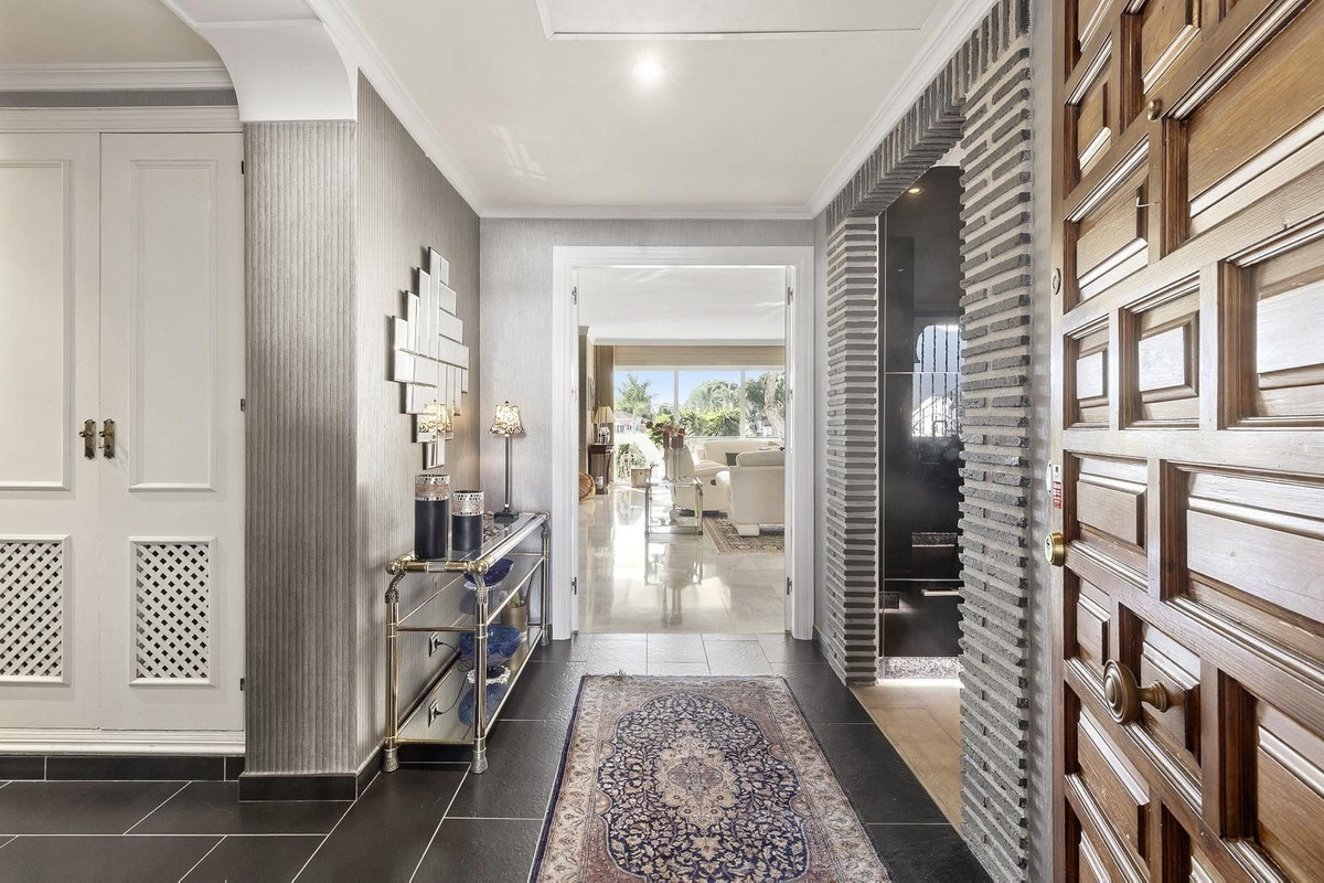 Te koop Middle Floor Apartment Costa Del Sol El Presidente € 1.200.000,-